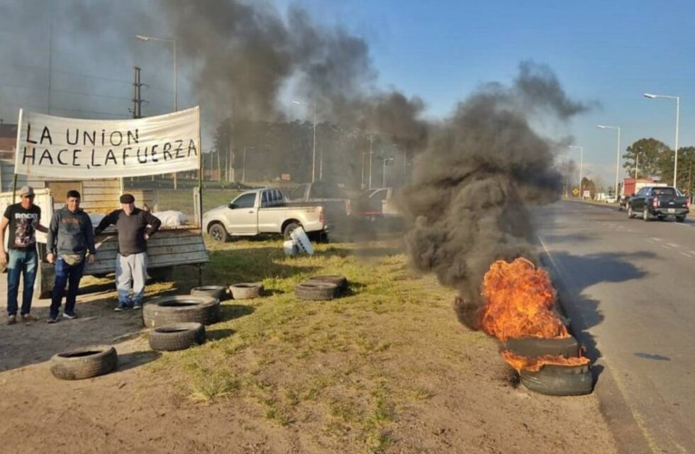 Apicultores de la región de Concordia se manifestaron a la vera de la Autovía 14