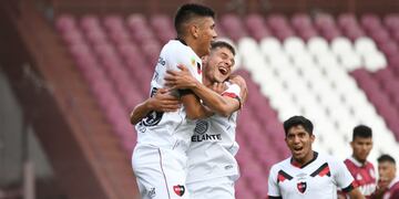 Nicolás Castro es abrazado por Ramiro Sordo, tras convertir el primero de sus dos goles en el triunfo ante Lanús. (@Newells)