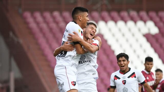 Nicolás Castro es abrazado por Ramiro Sordo, tras convertir el primero de sus dos goles en el triunfo ante Lanús. (@Newells)