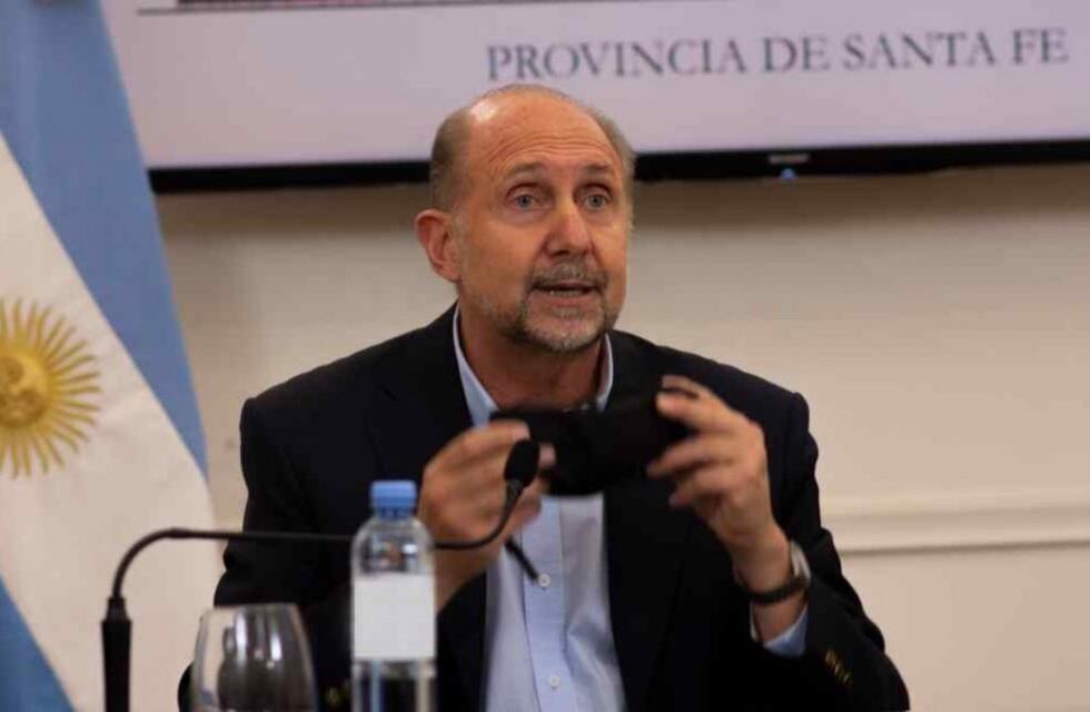 Omar Perotti recibió la primera dosis de la vacuna contra el coronavirus