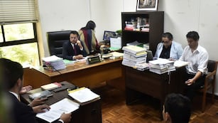 Momento de la audiencia cautelar de este viernes en Tarija (Bolivia), en la que el juez Nelson Rocabado declaró en "rebeldía" al expresidente Evo Morales, quien por segunda vez no se presentó a la audiencia que debía resolver la acusación por trata agravada de personas en su contra.