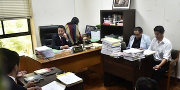 Momento de la audiencia cautelar de este viernes en Tarija (Bolivia), en la que el juez Nelson Rocabado declaró en "rebeldía" al expresidente Evo Morales, quien por segunda vez no se presentó a la audiencia que debía resolver la acusación por trata agravada de personas en su contra.