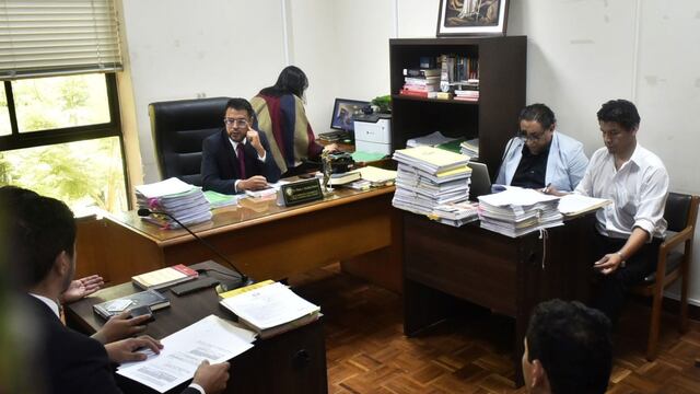 Momento de la audiencia cautelar de este viernes en Tarija (Bolivia), en la que el juez Nelson Rocabado declaró en "rebeldía" al expresidente Evo Morales, quien por segunda vez no se presentó a la audiencia que debía resolver la acusación por trata agravada de personas en su contra.
