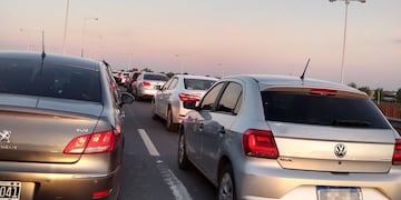 El trabajo sobre la calzada genera demoras de tránsito frecuentes para viajar hacia la Cuna de la Bandera. (@jessicaimaz)