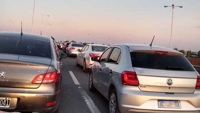 El trabajo sobre la calzada genera demoras de tránsito frecuentes para viajar hacia la Cuna de la Bandera. (@jessicaimaz)