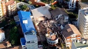 Se derrumbó un edificio de 10 pisos en Villa Gesell: buscan entre 7 y 9 personas debajo de los escombros Así lo confirmó la municipalidad en un comunicado. Ocurrió en el Apart Hotel Dubrovnik, ubicado en la avenida 1 y Buenos Aires. (Gentileza Clarín)