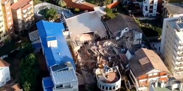 Se derrumbó un edificio de 10 pisos en Villa Gesell: buscan entre 7 y 9 personas debajo de los escombros Así lo confirmó la municipalidad en un comunicado. Ocurrió en el Apart Hotel Dubrovnik, ubicado en la avenida 1 y Buenos Aires. (Gentileza Clarín)