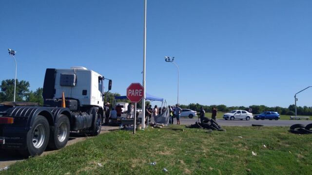La Policía de Santa Fe desalojó a transportistas autoconvocados que habían organizado un corte de tránsito pesado sobre el cruce de la Ruta Nacional A012 y la Ruta Provincial 18. (@minsegsf)