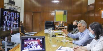 Dieciocho niños y niñas conversaron con el intendente Martín Llaryora para comentar cómo vivieron el ciclo lectivo 2020 y acercarle ideas y proyectos para la ciudad de Córdoba