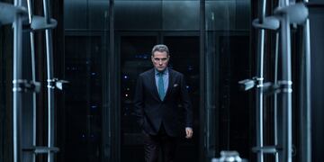 Kaleidoscope. Rufus Sewell as Roger Salas in episode “Blue” of Kaleidoscope. Cr. Courtesy of Netflix © 2022