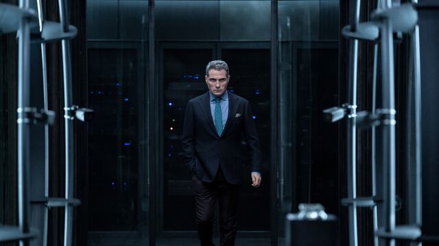 Kaleidoscope. Rufus Sewell as Roger Salas in episode “Blue” of Kaleidoscope. Cr. Courtesy of Netflix © 2022