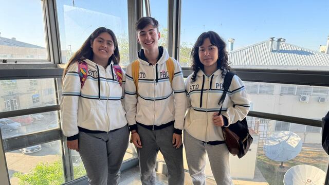 Valentina Cabrera, Josefina Nicola y Milton Sam Sam y el profe Mariano Braulio Trasmontana PROA Arroyito