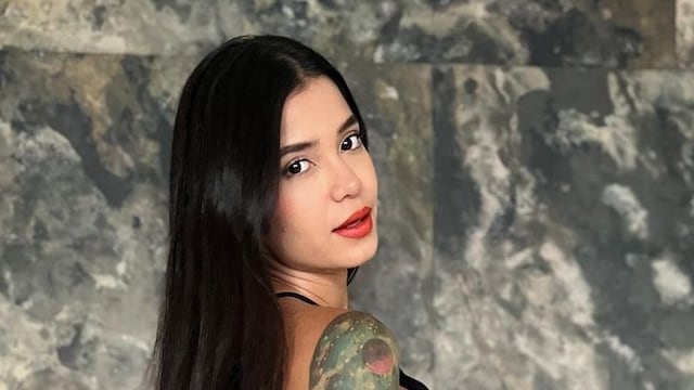 Jenn Muriel posó con un body negro con cadenitas y mostró que es toda una diosa.