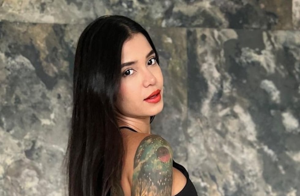 Jenn Muriel posó con un body negro con cadenitas y mostró que es toda una diosa