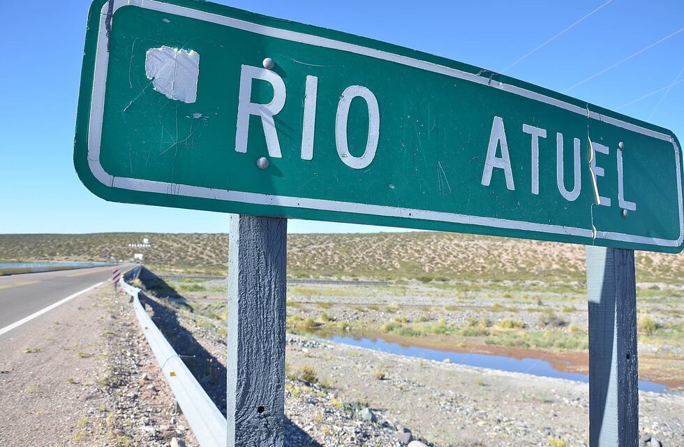 Río Atuel se quedó sin agua y los turistas se vuelven