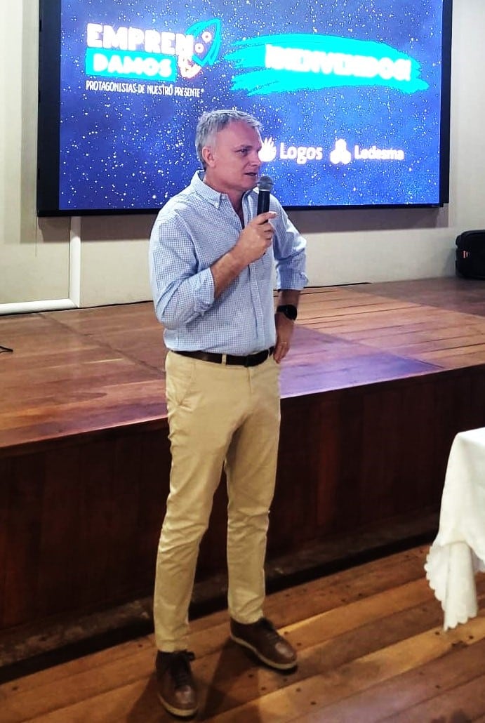 Federico Gatti, administrador de la empresa Ledesma, felicitó a los doce equipos finalistas del Proyecto Educativo “Emprendamos” y expresó su beneplácito por el nivel y proyección de los trabajos presentados.