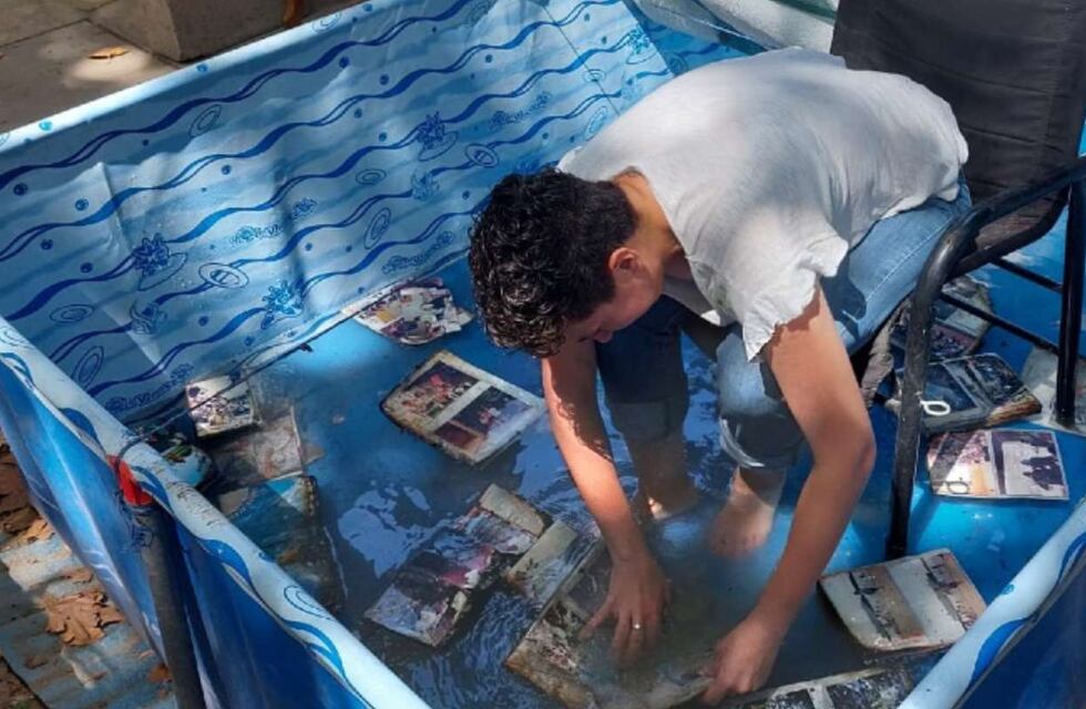 Un incendio destruyó su casa, pero tres mujeres lo ayudaron a preservar todas sus fotos