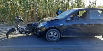 El conductor del Renault Sandero impactó contra un hombre que caminaba junto a su moto por la Ruta 155.