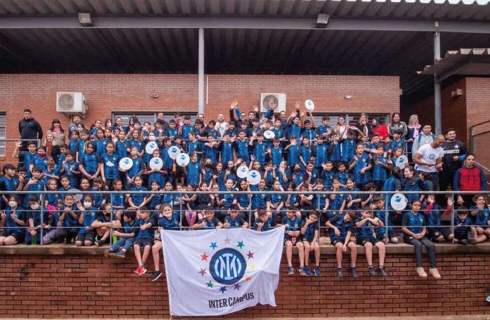Se realizó una jornada de futbol para niños en Puerto Iguazú con los jugadores del Inter de Milan