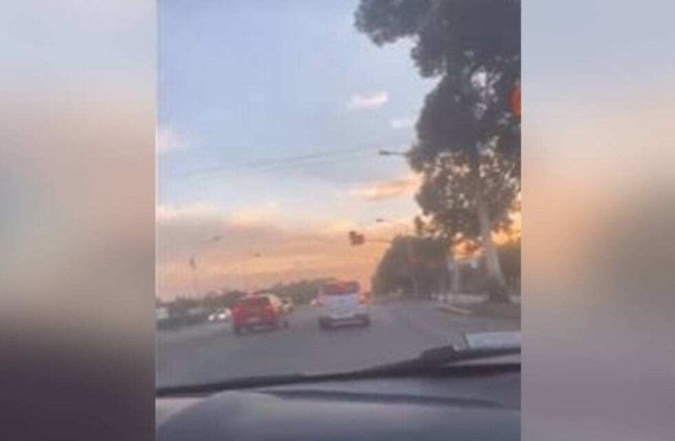 Un grupo de jóvenes se filmó pasando semáforos en rojo: “nos vamos a morir”