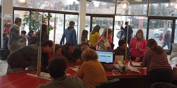 Los visitantes llegan a la Dirección de Turismo de San Rafael para realizar consultas.