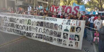 Una multitud de mendocinos marcharon esta tarde por las calles de Mendoza en conmemoración del Día de la Memoria por la Verdad y Justicia. José Gutiérrez/Los Andes.