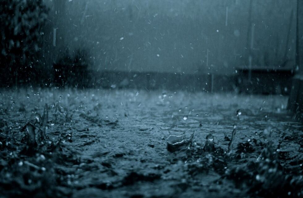 El gobernador Raúl Jalil pide a la población alejarse de lugares de peligro por las intensas tormentas