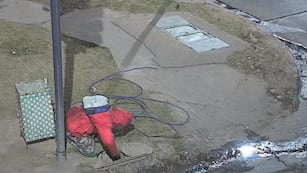 Robacables en Córdoba sorprendido en flagrancia.