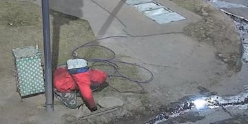 Robacables en Córdoba sorprendido en flagrancia.