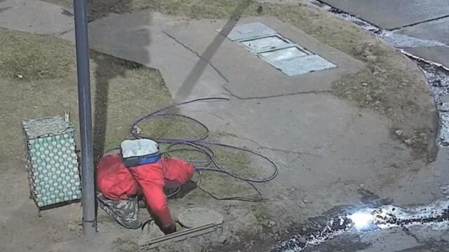 Robacables en Córdoba sorprendido en flagrancia.