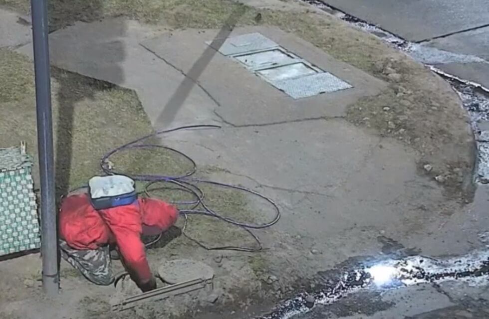 Video: lo ‘pescaron’ robando cables en Córdoba, lo detuvieron y tenía antecedentes