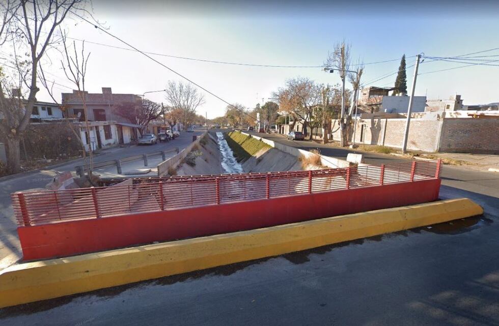 Tras un intento de robo, le pegó a un policía, cayó a un zanjón de Las Heras y ahora está hospitalizado