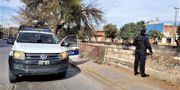 Vecinos de Salta escucharon llantos debajo del canal y decidieron actuar.