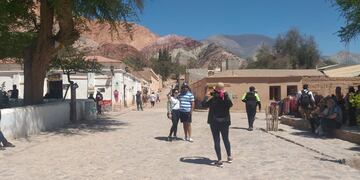 El mundialmente famoso cerro Siete Colores, de Purmamarca, es una de las postales más buscadas por los turistas que visitan Jujuy.