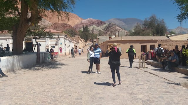 El mundialmente famoso cerro Siete Colores, de Purmamarca, es una de las postales más buscadas por los turistas que visitan Jujuy.