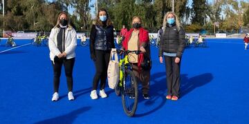 Alicia Botti junto a familiares luego de recibir su premio junto a otros a 248 abanderados que les regalaron una bicicleta en Godoy Cruz. Gentileza MGC