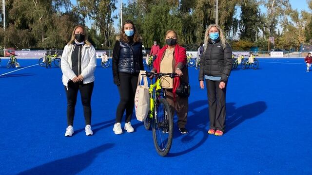 Alicia Botti junto a familiares luego de recibir su premio junto a otros a 248 abanderados que les regalaron una bicicleta en Godoy Cruz. Gentileza MGC