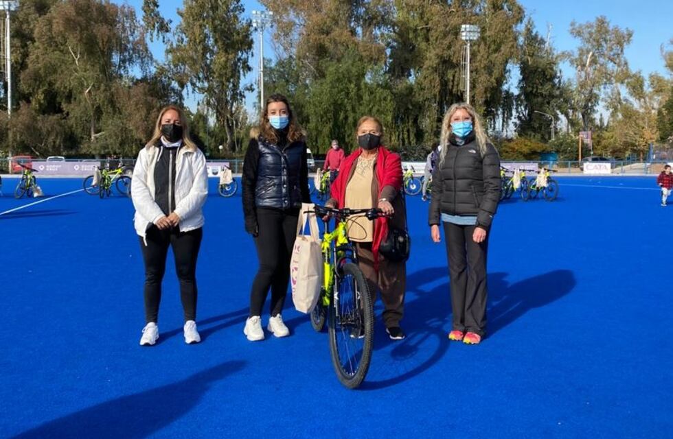 Tiene 73 años y recibió de regalo una bicicleta por ser abanderada