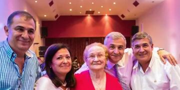 Los hermanos Walter, María del Carmen, Gerardo y Freddy Morales, junto a su madre Carmen Contreras de Morales, en foto de archivo.