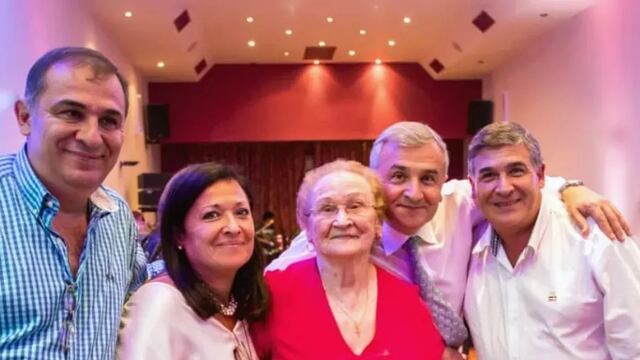 Los hermanos Walter, María del Carmen, Gerardo y Freddy Morales, junto a su madre Carmen Contreras de Morales, en foto de archivo.