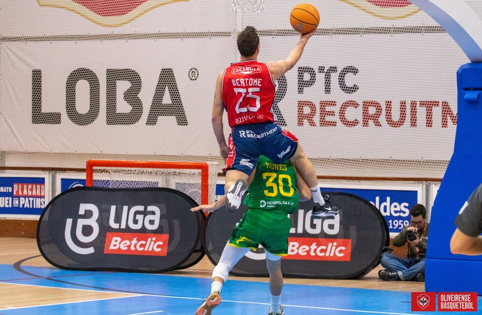 Oliveirense con Pablo Bertone le ganó al Esgueira por la Taca Dos Santos