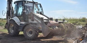 Retroexcavadora con basura
