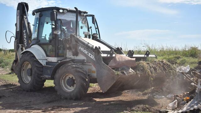 Retroexcavadora con basura