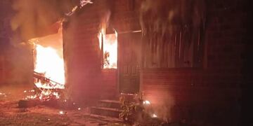 Voraz incendio destruyó una vivienda en Puerto Iguazú.