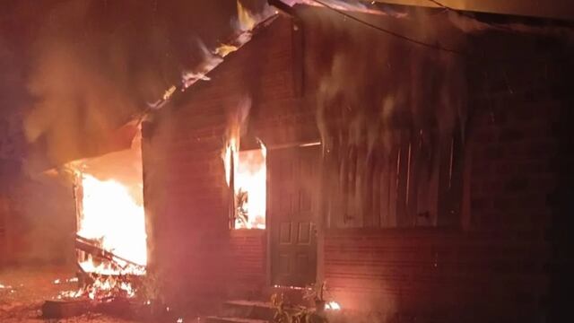 Voraz incendio destruyó una vivienda en Puerto Iguazú.