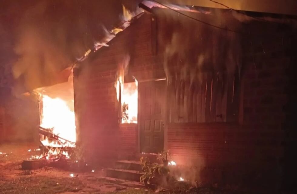 Voraz incendio destruyó una vivienda en Puerto Iguazú