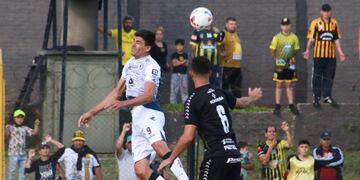 Almirante Brown e Independiente Rivadavia juegan por el reducido de la Primera Nacional.