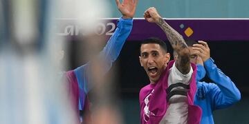 El mediocampista de 34 años vivió el partido con intensidad en el banco de suplentes.