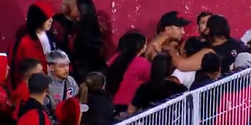 La bronca de la hinchada leprosa cuando explotaron fuegos artificiales en medio del encuentro en el Coloso.