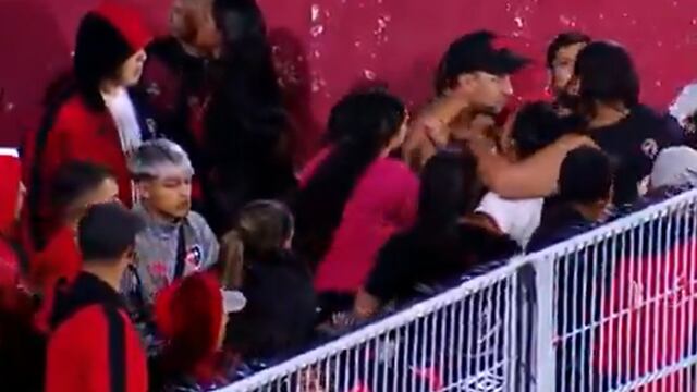 La bronca de la hinchada leprosa cuando explotaron fuegos artificiales en medio del encuentro en el Coloso.